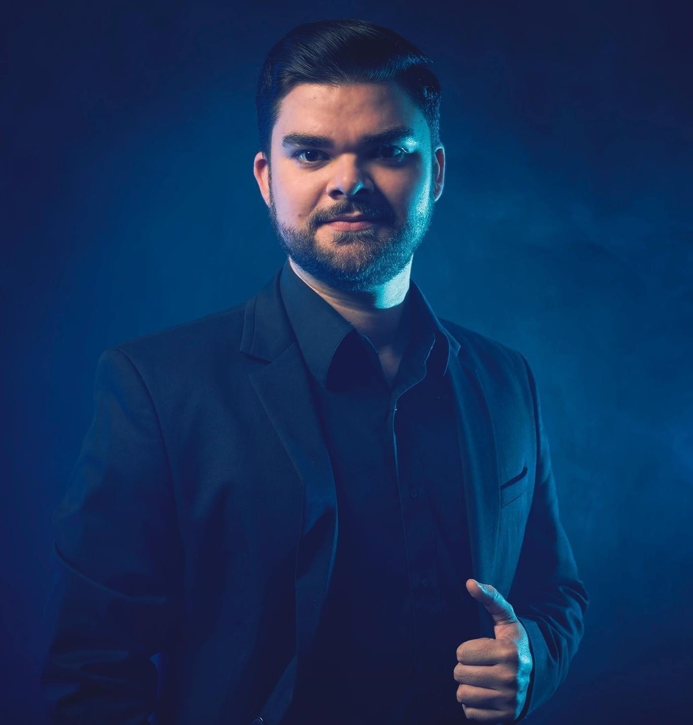 Lorenzo Vargas en su academia de canto