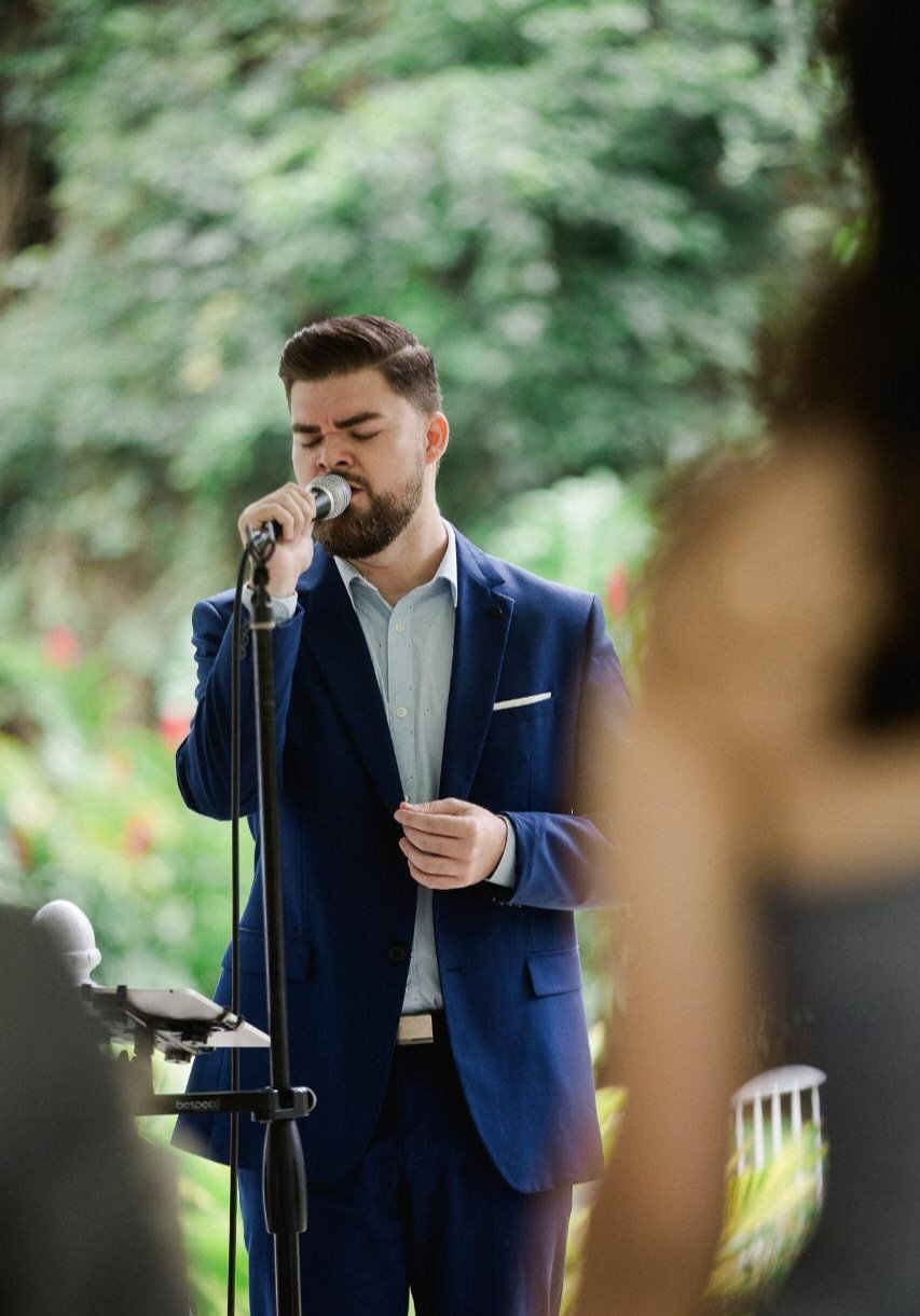Lorenzo Vargas cantando en un evento especial