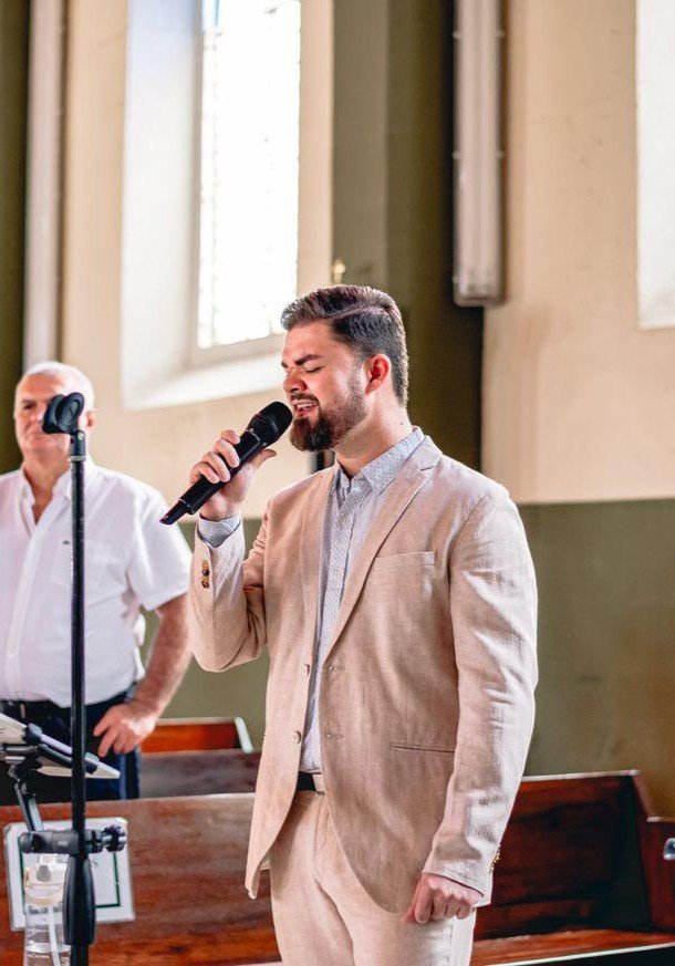 Lorenzo Vargas en una presentación en vivo
